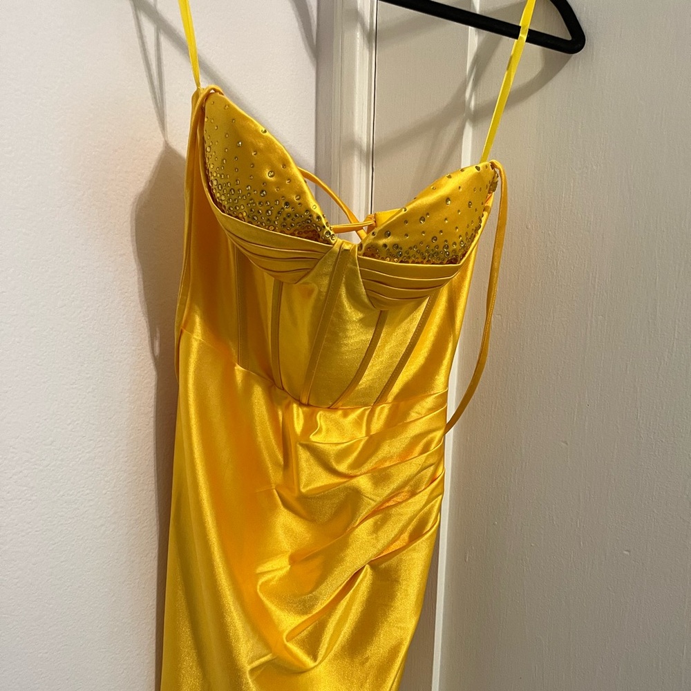 yellow dress